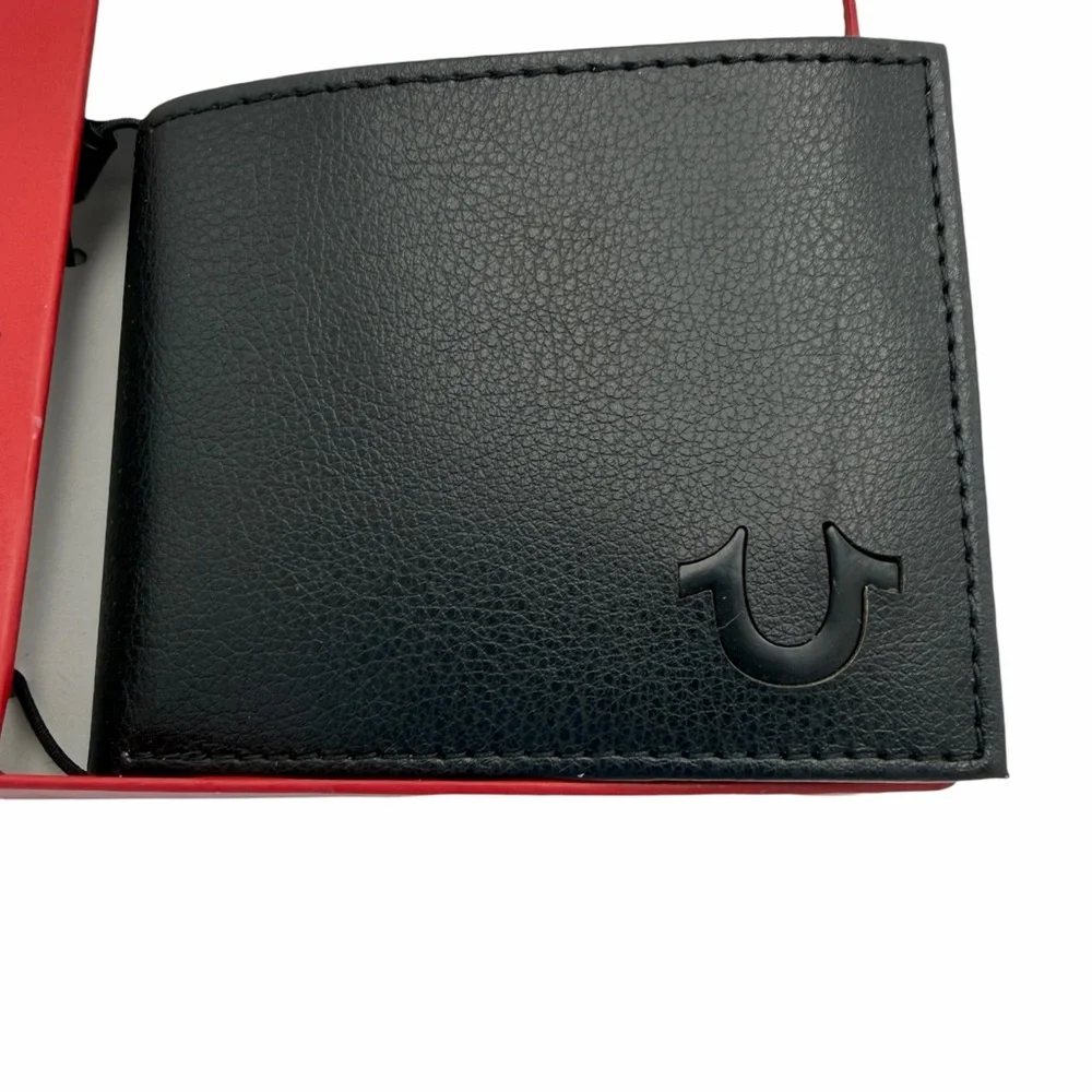 True Religion Genuine Leather Bifold Wallet & Horseshoe Carabiner Gift Set NIB